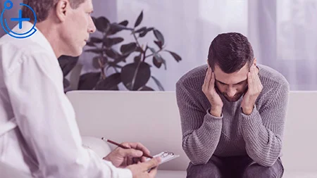 Врач ведет консультацию