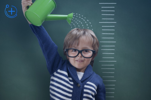 Мальчик льет на себя из лейки Мальчик льет на себя из лейки